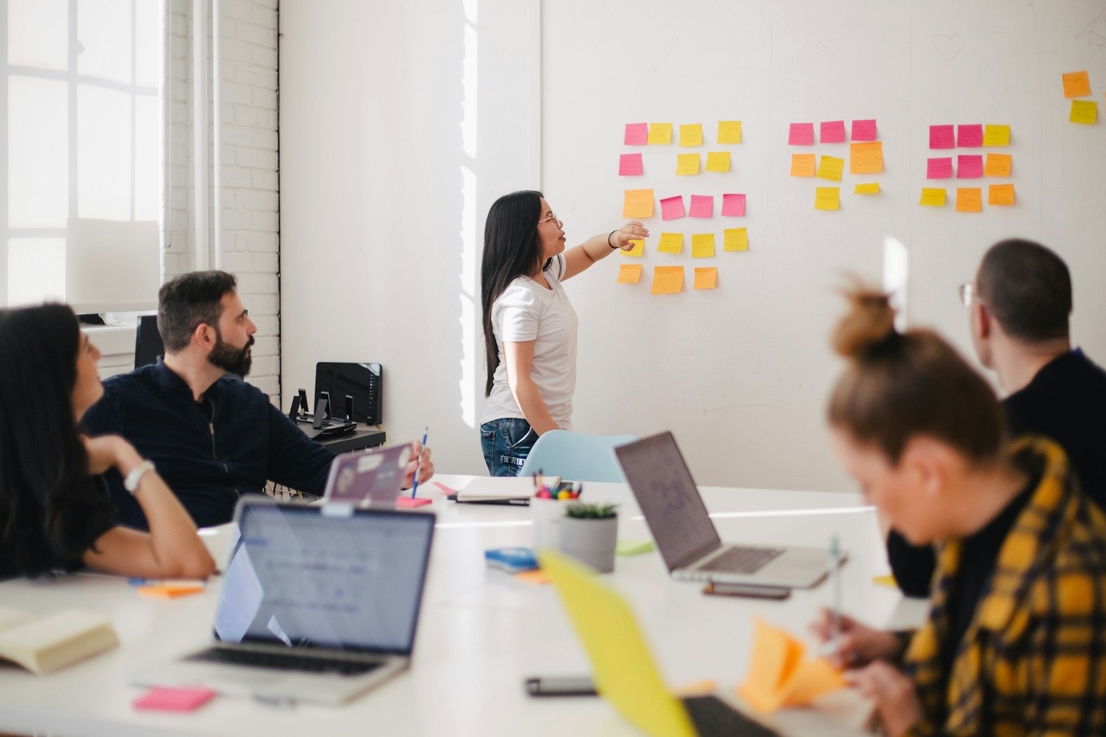 Consulting discussion in a meeting room